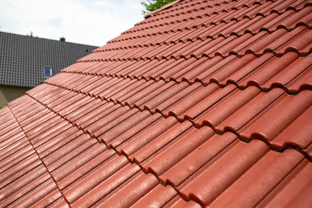 Sauber beschichtete Pfannen einer Dachsanierung im Raum Bautzen für optimalen Schutz vor Moos und Algen.