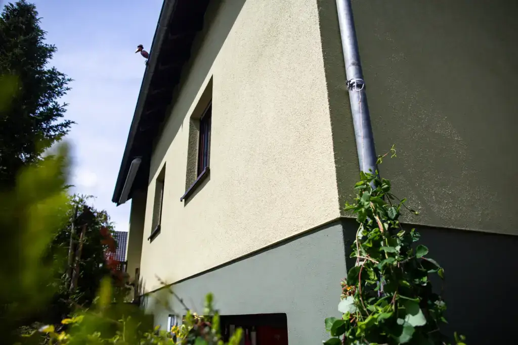 Gartenansicht des Wohnhauses mit der komplett runderneuerten Außenfassade, fertiggestellt durch den Malerbetrieb in Ostsachsen.