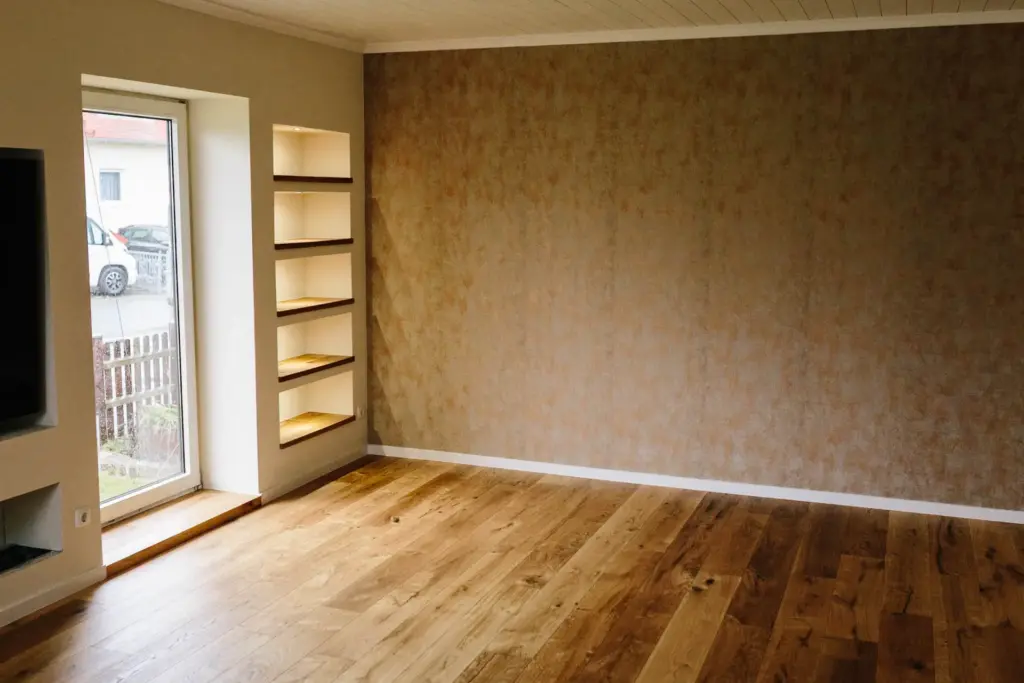 Wohnzimmerecke mit Regal-Nische und Design-Tapete an der Wand