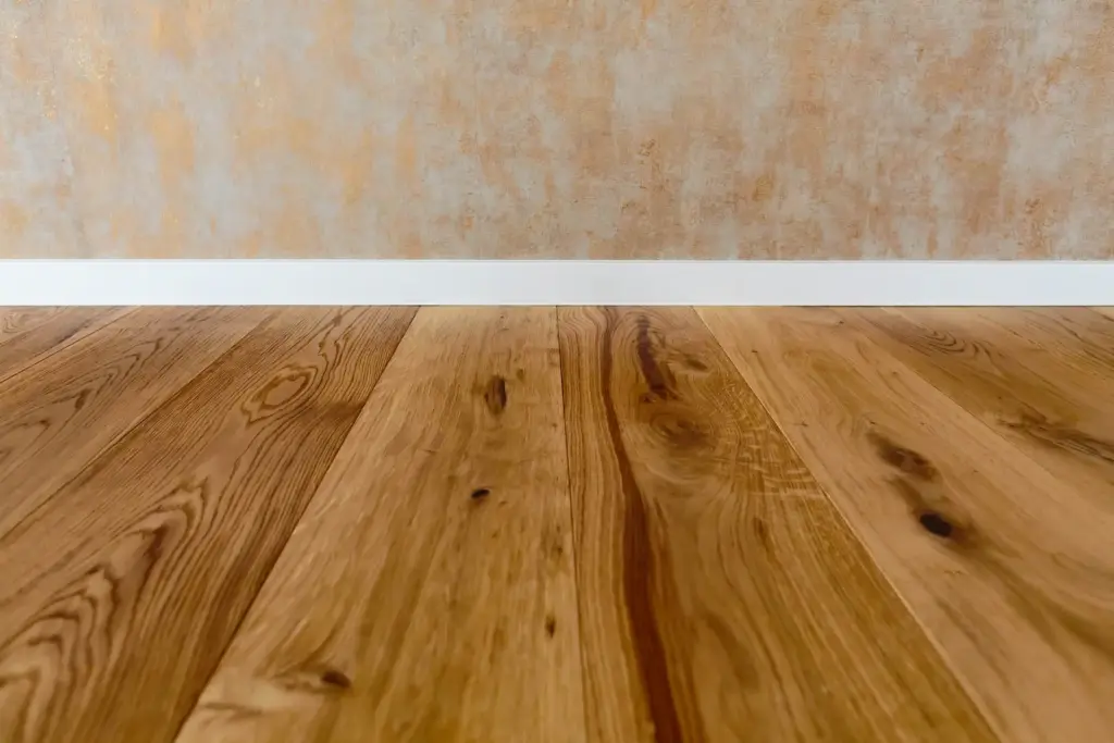 Detailaufnahme Bodenbelag mit Design-Tapete im Hintergrund