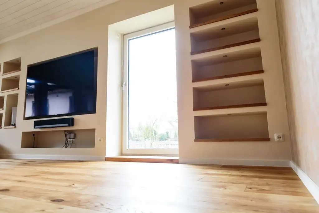Wohnzimmer mit TV-Wand und Design-Tapete, leicht anderer Blickwinkel