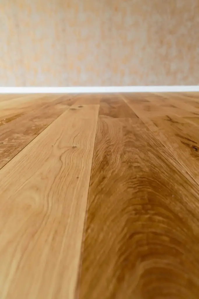 Weitere Detailaufnahme Bodenbelag vor der Design-Tapete