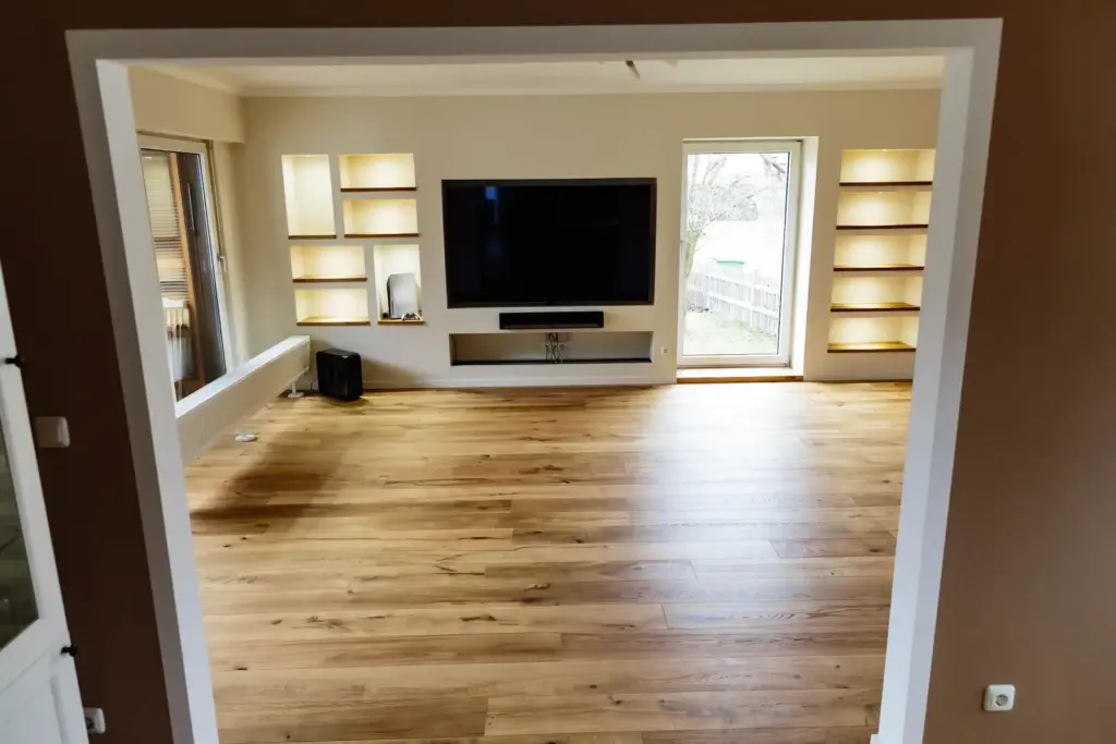 Blick durch einen Türrahmen auf das Wohnzimmer mit TV-Wand