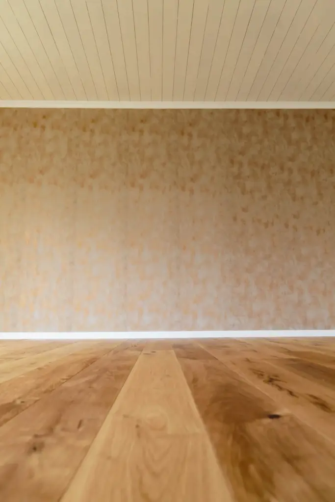 Design-Tapetenwand im Wohnzimmer in voller Ansicht