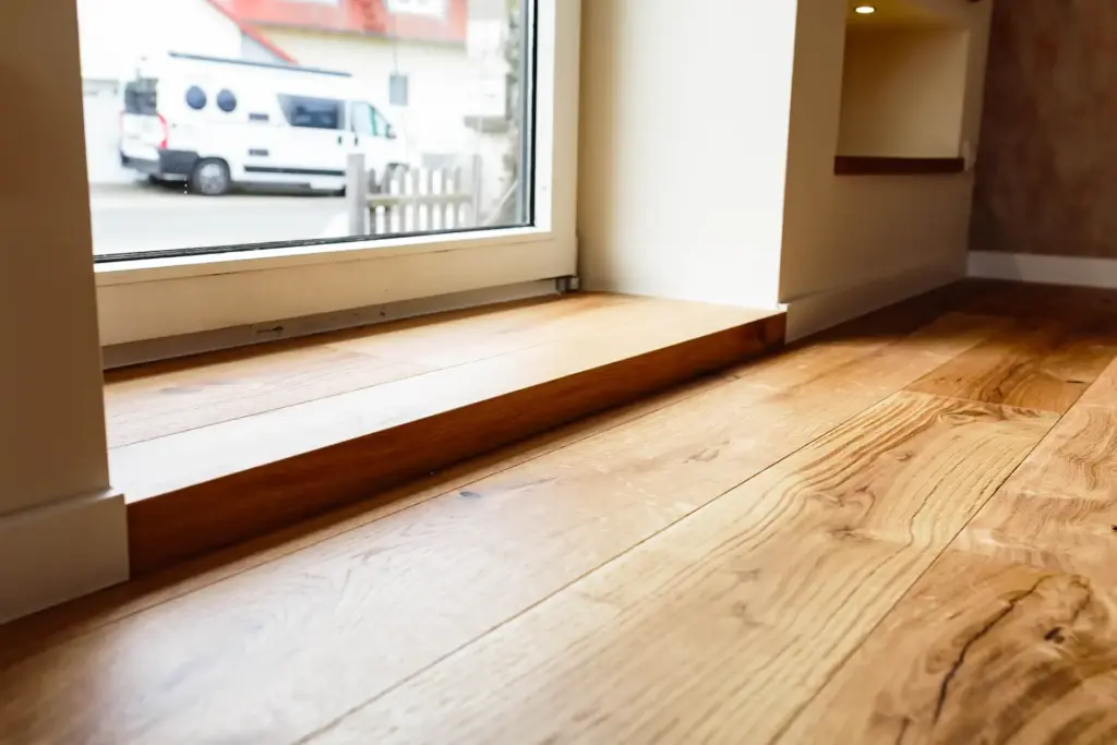 Fensterbank-Detailaufnahme mit Blick nach draußen