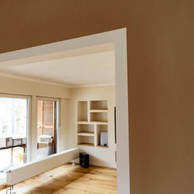 Durchbruch Ess- und Wohnbereich Durchbruch zwischen Essbereich und Wohnzimmer mit Wandfarbe und Regal-Nische